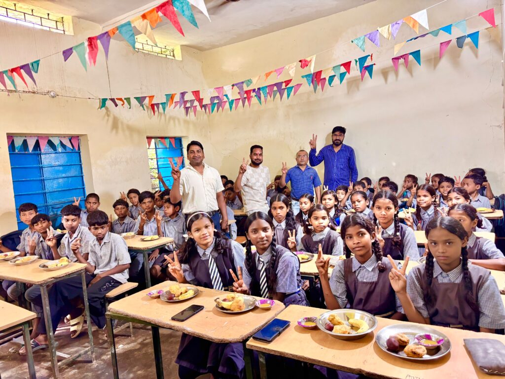 Bagless Day in Surajpur: 500 schools to get fresh food from nutrition gardens; children planted trees under the 'One Tree in Mother's Name' initiative.