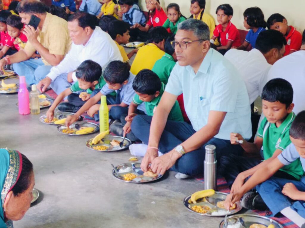 Bagless Day in Surajpur: 500 schools to get fresh food from nutrition gardens; children planted trees under the 'One Tree in Mother's Name' initiative.