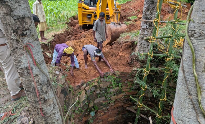 Katghora: Life of the bear that fell into the well was saved, rescue operation successful after 15 hours