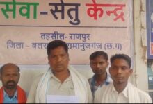 सेवा सेतु पोर्टल के माध्यम से ऑनलाइन सरकारी सेवाओं का लाभ लेते नागरिक।