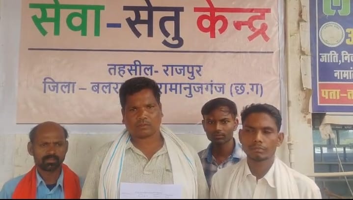 सेवा सेतु पोर्टल के माध्यम से ऑनलाइन सरकारी सेवाओं का लाभ लेते नागरिक।