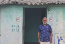 प्रधानमंत्री आवास योजना के तहत जशपुर में बने पक्के मकान के सामने लाभार्थी सुनील पांडेय।