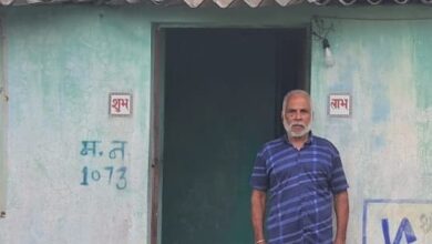 प्रधानमंत्री आवास योजना के तहत जशपुर में बने पक्के मकान के सामने लाभार्थी सुनील पांडेय।