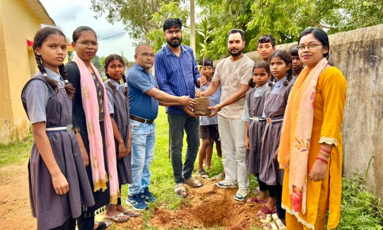 Bagless Day in Surajpur: 500 schools to get fresh food from nutrition gardens; children planted trees under the 'One Tree in Mother's Name' initiative.