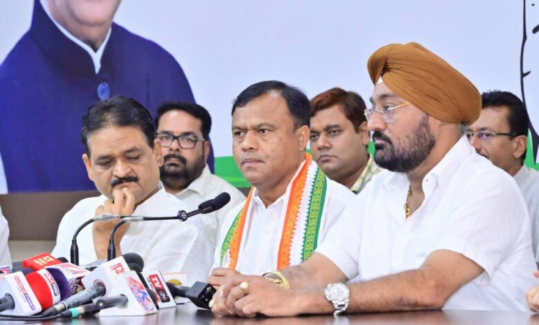 महंगी बिजली और स्मार्ट मीटर के खिलाफ आंदोलन की घोषणा करते पीसीसी अध्यक्ष दीपक बैज।