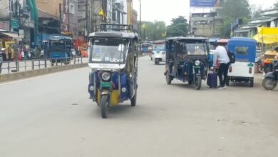 Six women boarded an e-rickshaw; upon disembarking, a female officer found the chain missing from her neck.