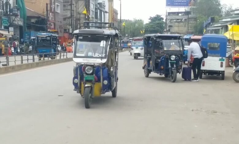 Six women boarded an e-rickshaw; upon disembarking, a female officer found the chain missing from her neck.