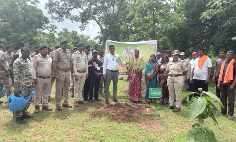 'Ek Ped Maa Ke Naam' campaign receives public support in Balodabazar; saplings planted during Van Mahotsav.