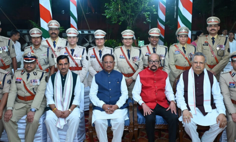 The spirit of patriotism was visible in Lok Bhavan on Independence Day, cultural presentations captivated the hearts.