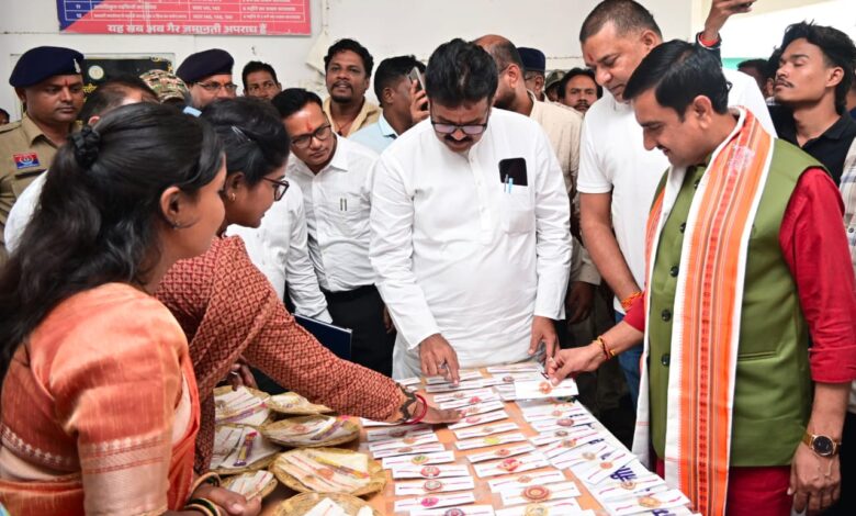 New employment avenues through local produce: Women from the 'Bihan' group are making Rakhis using 'Vishnubhog' paddy.