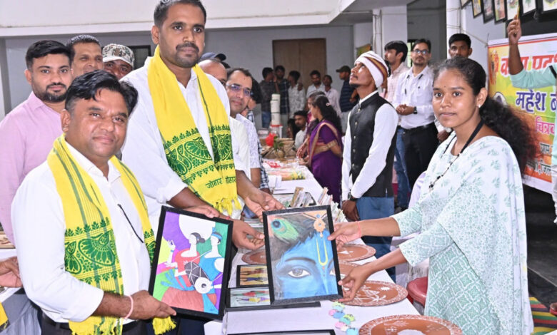 Traditional skills to gain access to a major market; fair for tribal artisans in Dhamtari.