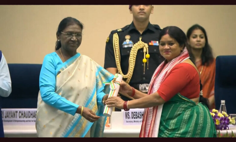 vPresident Droupadi Murmu presented the National Teachers' Award to Sunita Yadav from Sarangarh-Bilaigarh.