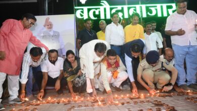 Balodabazar illuminated by 1.1 million lamps; massive crowds turn out for the ‘Aashirwad ka Diya’ event.