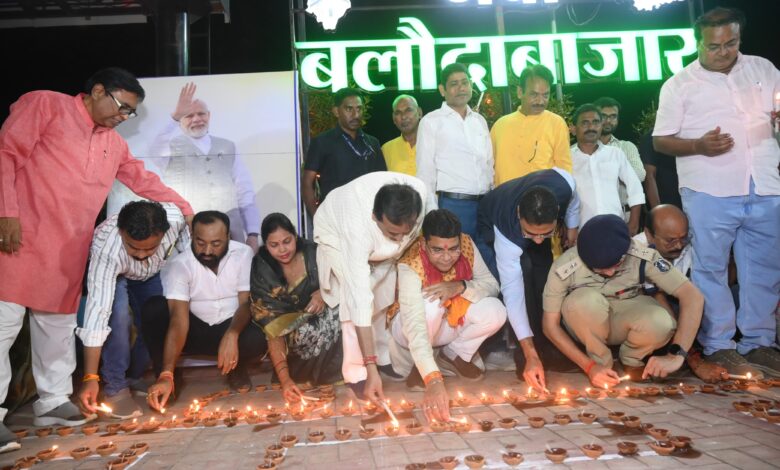 Balodabazar illuminated by 1.1 million lamps; massive crowds turn out for the ‘Aashirwad ka Diya’ event.