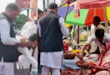 CM Vishnu Deo Sai met Meera, who was selling earthen lamps by the roadside, and purchased a ‘Lamp of Blessings’.