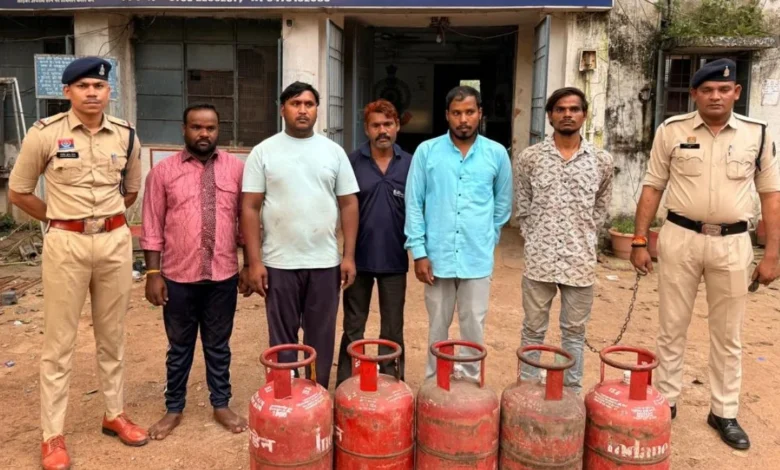Theft of 36 gas cylinders in Bhilai solved; 8 accused arrested.