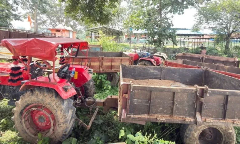 Administration intensifies crackdown on illegal mining in Chhattisgarh; 5 tractors seized while transporting sand.