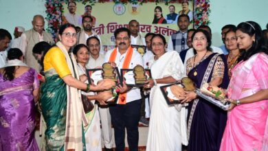 Felicitation ceremony in Kawardha on Teachers' Day; 108 teachers received the 'Shiksha Doot' and 'Gyandeep' awards.