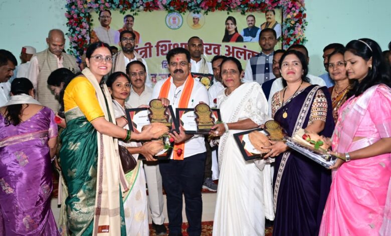 Felicitation ceremony in Kawardha on Teachers' Day; 108 teachers received the 'Shiksha Doot' and 'Gyandeep' awards.