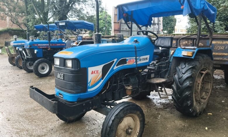 CM Helpline prompts action; 8 tractors seized for illegal mineral transport.