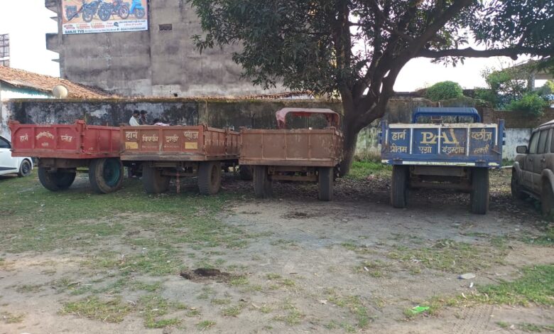 Major crackdown on illegal mineral transport; 9 tractors loaded with sand and murrum seized.